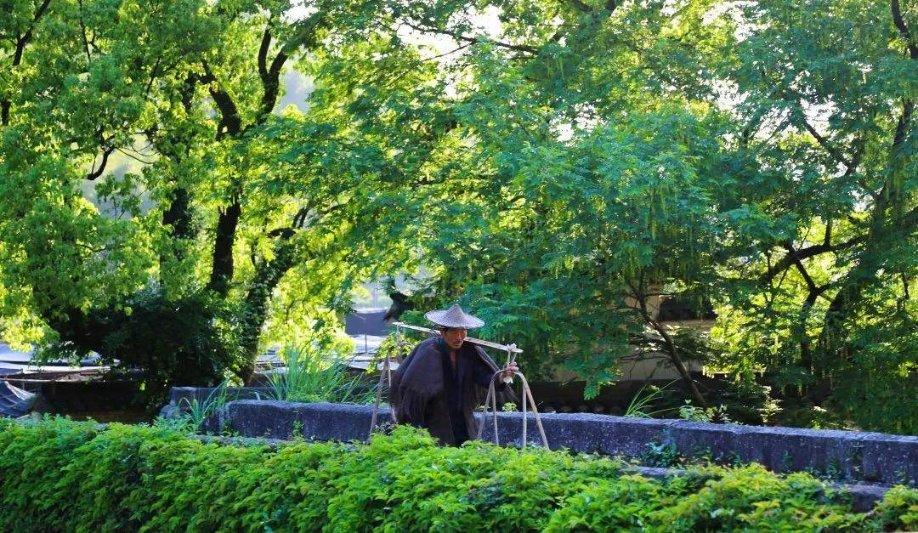 救援落湖男孩